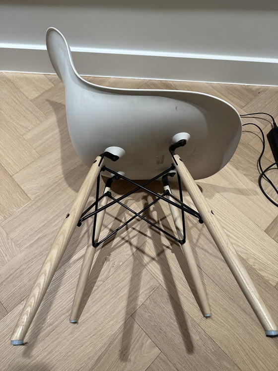 Image 1 of 4x Eames gegoten kunststof eetkamerstoelen met houten deuvels