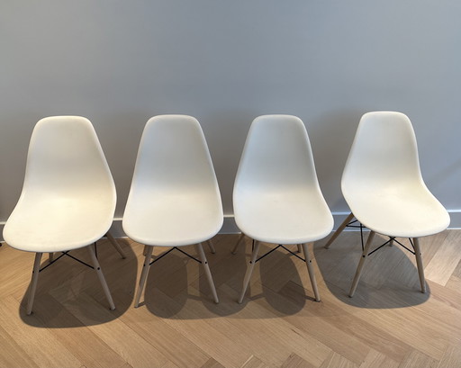 4x Eames gegoten kunststof eetkamerstoelen met houten deuvels