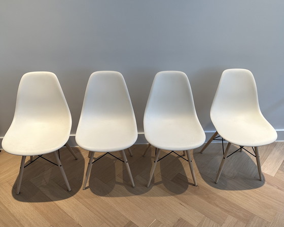 Image 1 of 4x Eames gegoten kunststof eetkamerstoelen met houten deuvels