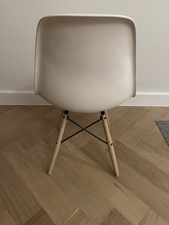 Image 1 of 4x Eames gegoten kunststof eetkamerstoelen met houten deuvels