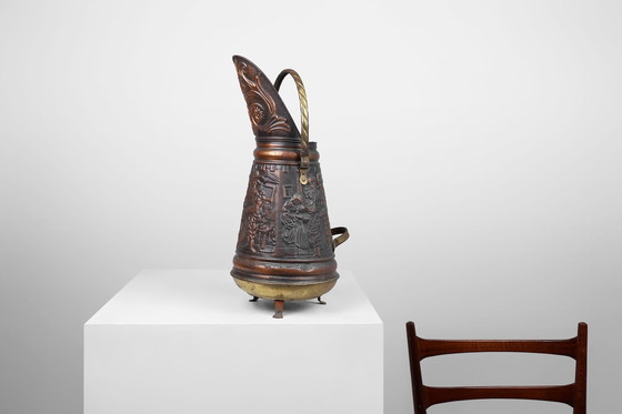 Image 1 of Koperen paraplubak met gehamerd reliëf van een middeleeuwse familiescène, Frankrijk Ca. 1900