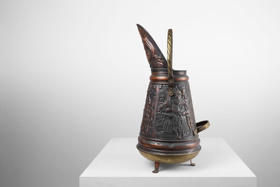 Image 1 of Koperen paraplubak met gehamerd reliëf van een middeleeuwse familiescène, Frankrijk Ca. 1900