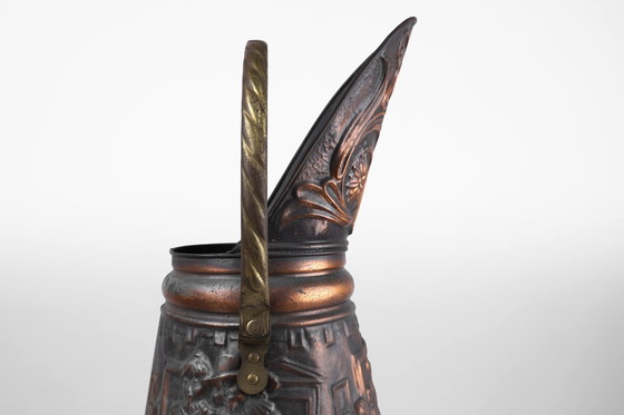 Image 1 of Koperen paraplubak met gehamerd reliëf van een middeleeuwse familiescène, Frankrijk Ca. 1900