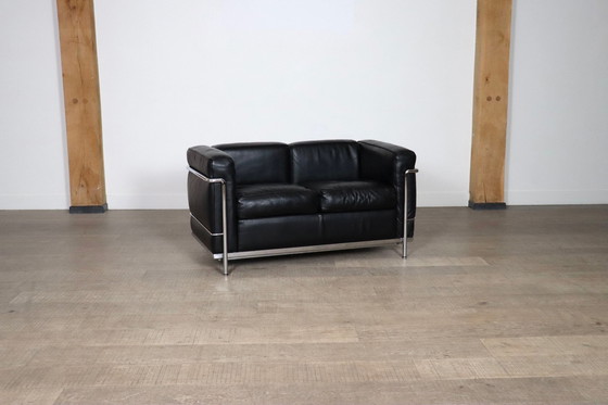 Image 1 of Vintage Cassina Lc2 tweezitsbank van Charlotte Perriand en Le Corbusier