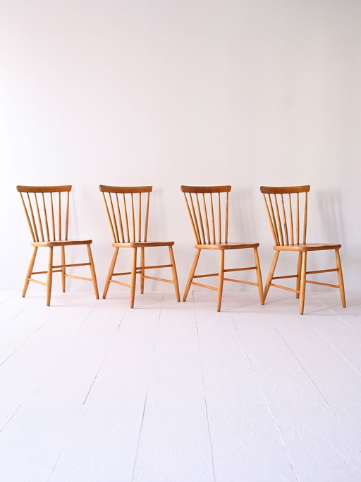 Set van vier Scandinavische beukenhouten stoelen - Vintage Scandinavische eetkamerstoelen met spilrugleuning