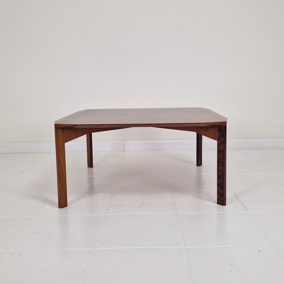 Image 1 of Italiaanse vierkante salontafel van afgekant walnoot, Stildomus, jaren 1960