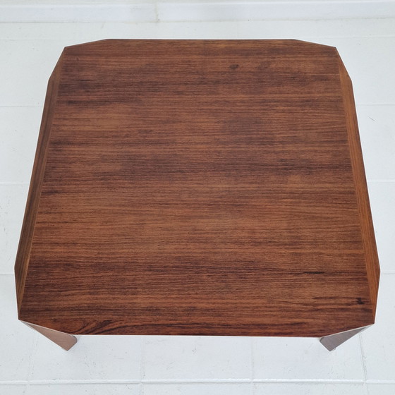 Image 1 of Italiaanse vierkante salontafel van afgekant walnoot, Stildomus, jaren 1960