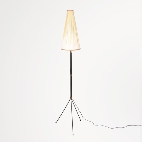 Image 1 of Vintage metalen, messing en geplooide stoffen vloerlamp op driepoot, Denemarken 1950