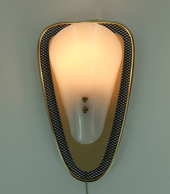 Image 1 of Zeer mooie wandlamp uit 1950 van metaal en messing met witte acryl kap