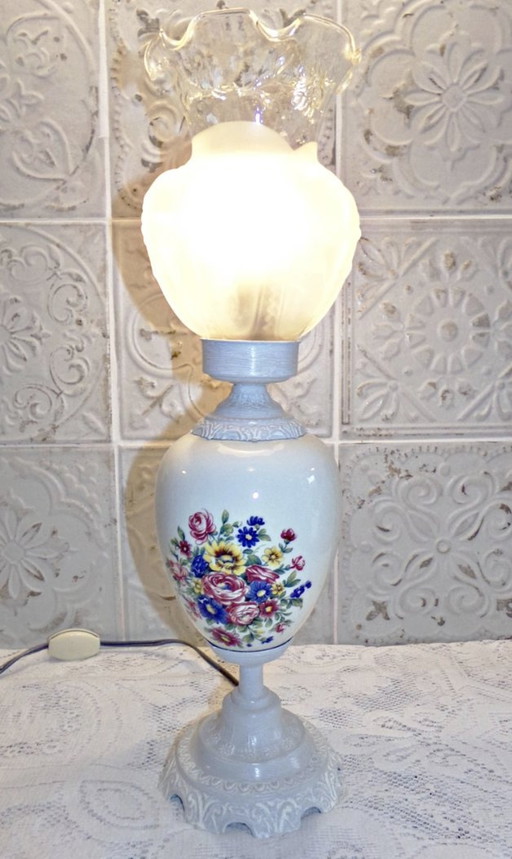 Antieke porseleinen en messing lamp met grijs en wit patina en glazen bol