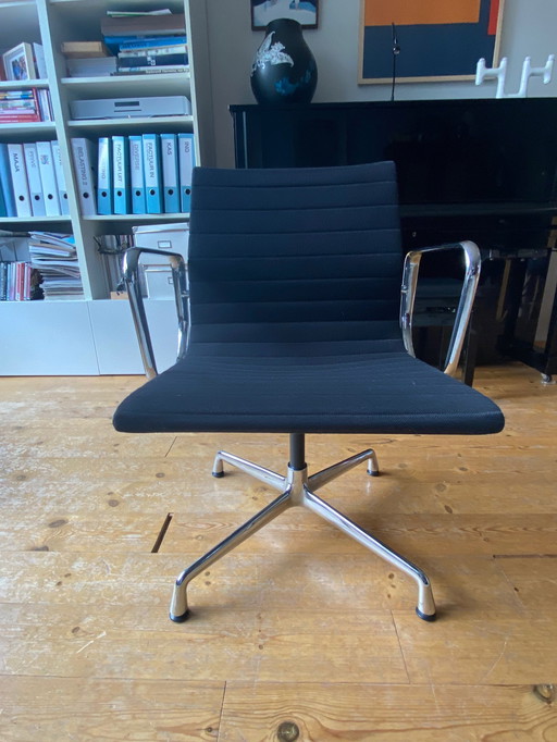 Vitra Eames stoel EA 107 Alu-S