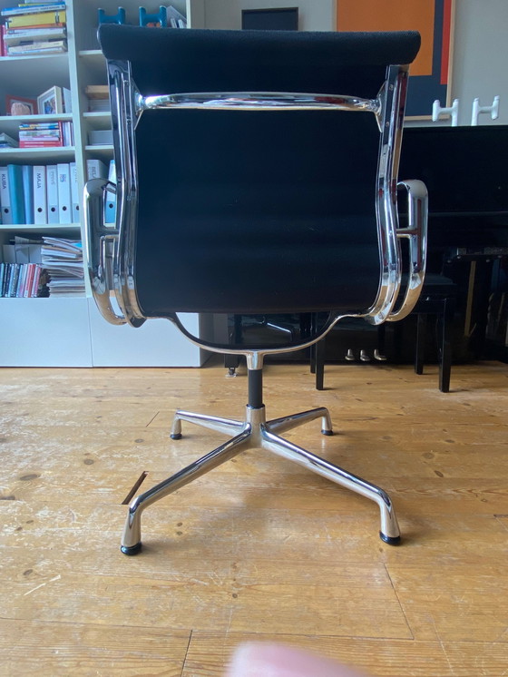 Image 1 of Vitra Eames stoel EA 107 Alu-S