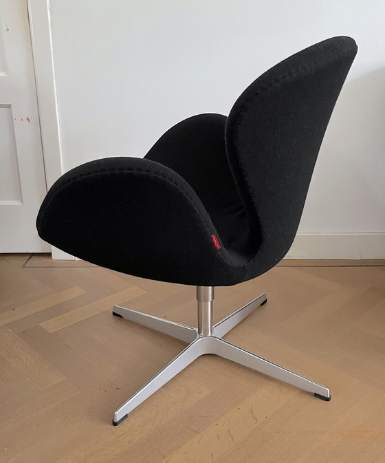 Image 1 of Fritz Hansen Swan Chair door Arne Jacobsen