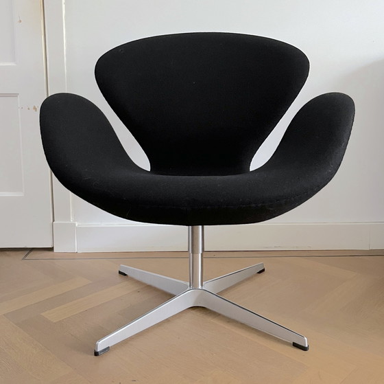 Image 1 of Fritz Hansen Swan Chair door Arne Jacobsen