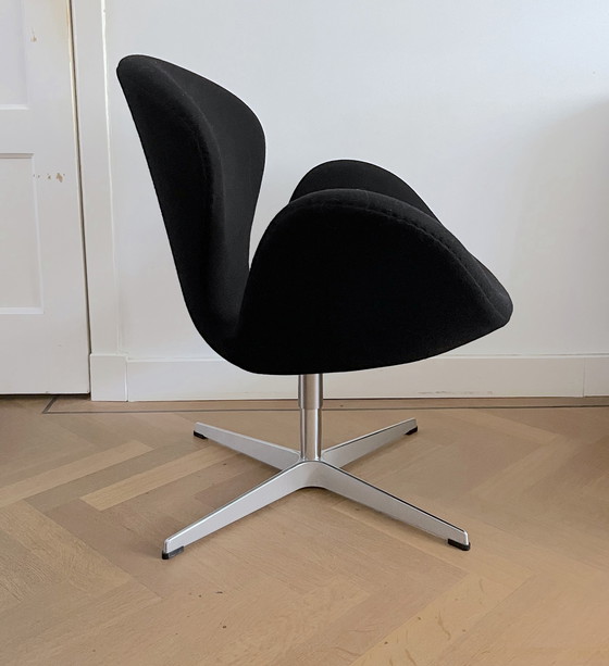 Image 1 of Fritz Hansen Swan Chair door Arne Jacobsen