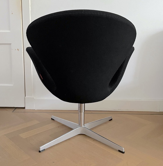 Image 1 of Fritz Hansen Swan Chair door Arne Jacobsen