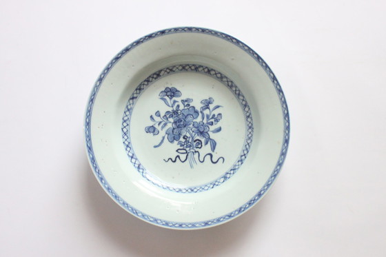 Image 1 of Qianlong onderglazuur blauw porseleinen bord, 18e eeuw