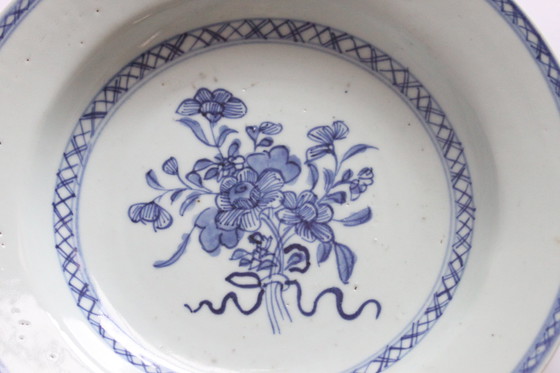 Image 1 of Qianlong onderglazuur blauw porseleinen bord, 18e eeuw