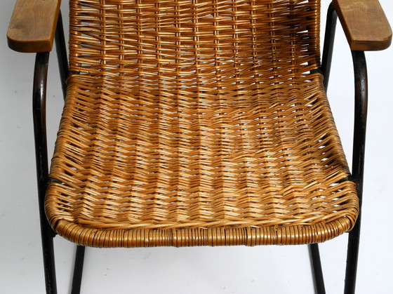 Image 1 of Prachtige Mid Century Modern schommelstoel van zwart geverfd metaal en rotan