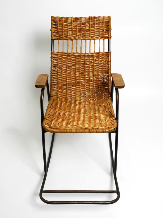 Image 1 of Prachtige Mid Century Modern schommelstoel van zwart geverfd metaal en rotan