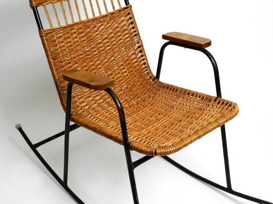 Image 1 of Prachtige Mid Century Modern schommelstoel van zwart geverfd metaal en rotan