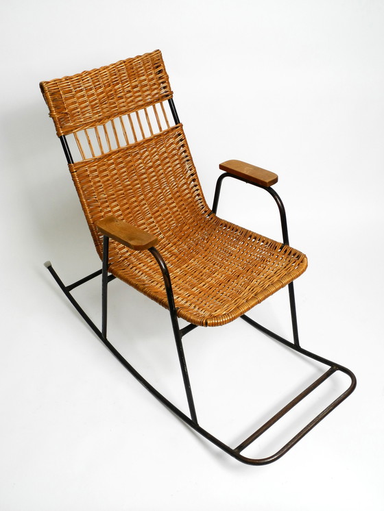 Image 1 of Prachtige Mid Century Modern schommelstoel van zwart geverfd metaal en rotan