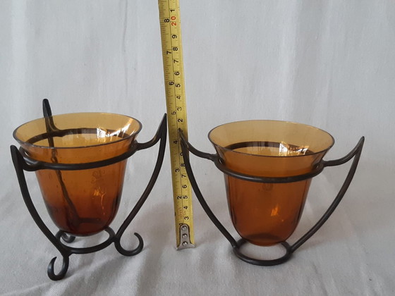 Image 1 of Twee Vintage Hysteria Vaasjes Uit Amberkleurig Glas In Metalen Houders