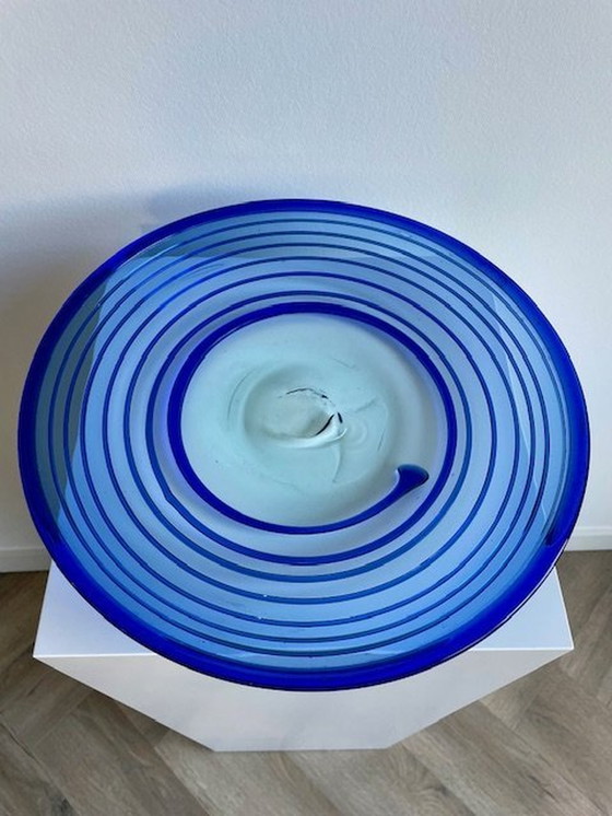 Image 1 of Schaal Transparant Glas En Blauwe Swirl /Spiraal - Unica Glaskunst