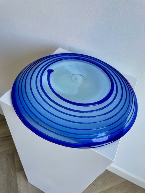 Image 1 of Schaal Transparant Glas En Blauwe Swirl /Spiraal - Unica Glaskunst