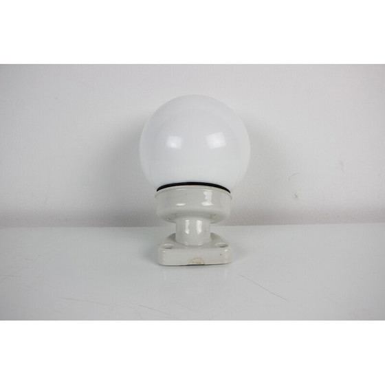 Image 1 of Vintage wandlamp van porselein en opaline glas, Tsjecho-Slowakije 1960