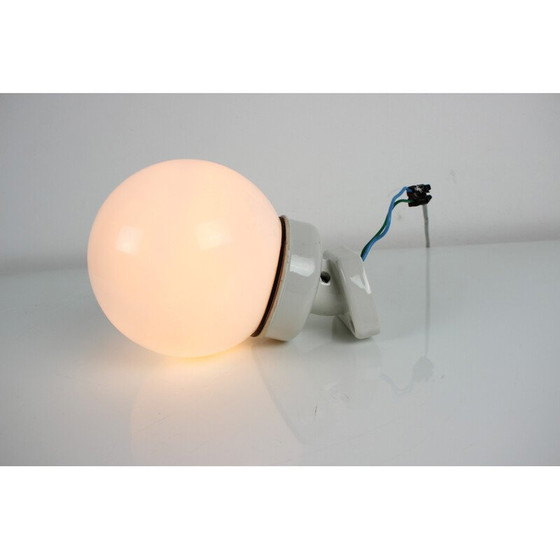Image 1 of Vintage wandlamp van porselein en opaline glas, Tsjecho-Slowakije 1960