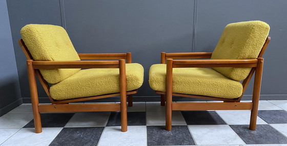 Image 1 of Set van twee fauteuils 1960S, opnieuw bekleed in okergele bouclé. Zithoogte 41 cm.