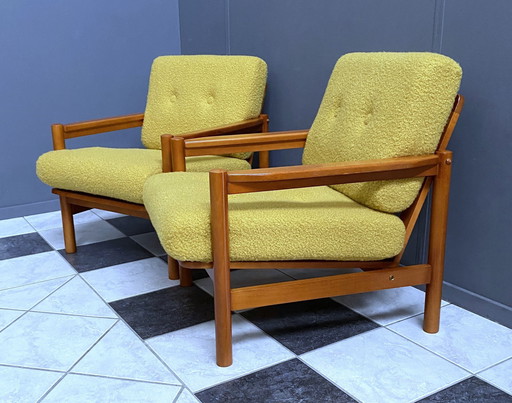 Set van twee fauteuils 1960S, opnieuw bekleed in okergele bouclé. Zithoogte 41 cm.