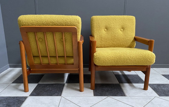 Image 1 of Set van twee fauteuils 1960S, opnieuw bekleed in okergele bouclé. Zithoogte 41 cm.