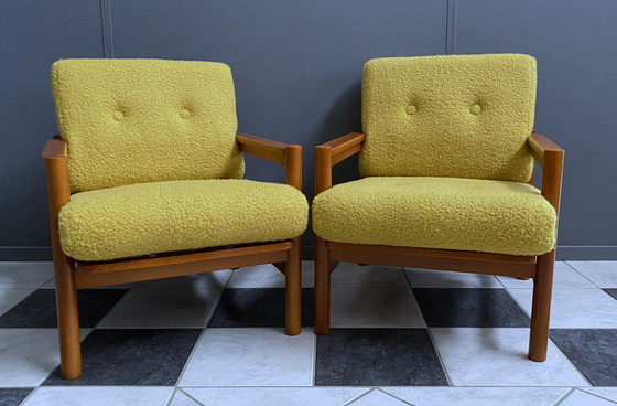 Image 1 of Set van twee fauteuils 1960S, opnieuw bekleed in okergele bouclé. Zithoogte 41 cm.