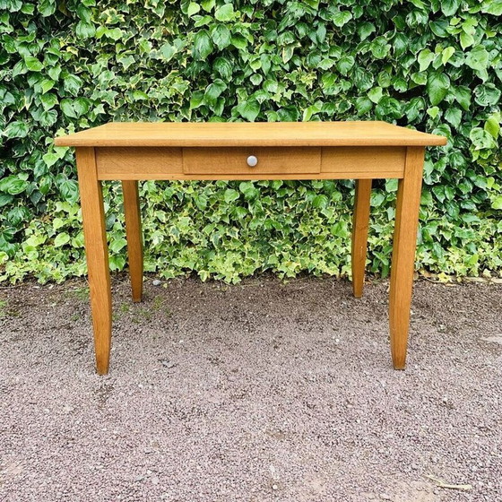 Image 1 of Vintage honingkleurige tafel met spilpoten