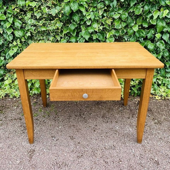 Image 1 of Vintage honingkleurige tafel met spilpoten