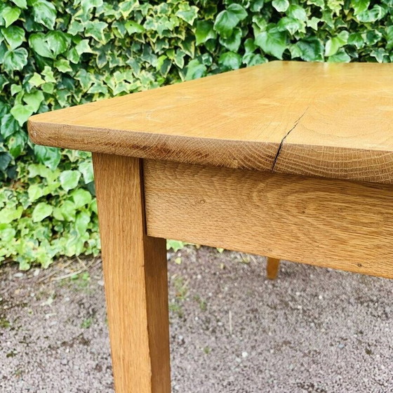 Image 1 of Vintage honingkleurige tafel met spilpoten