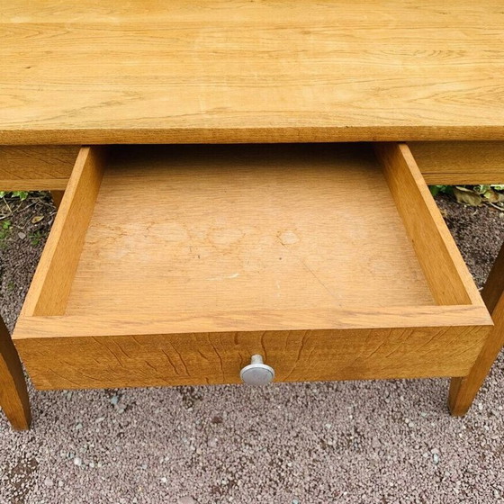 Image 1 of Vintage honingkleurige tafel met spilpoten