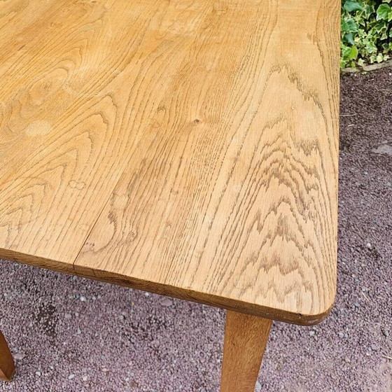 Image 1 of Vintage honingkleurige tafel met spilpoten