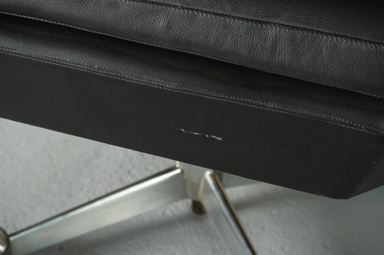 Image 1 of Zwart leren fauteuil op wielen, Italië, jaren 1970