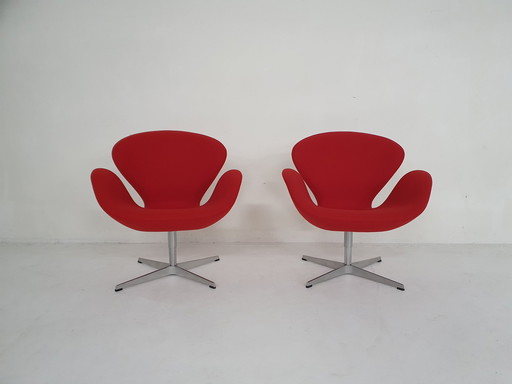 2 Swan fauteuils van Arne Jacobsen voor Fritz Hansen.