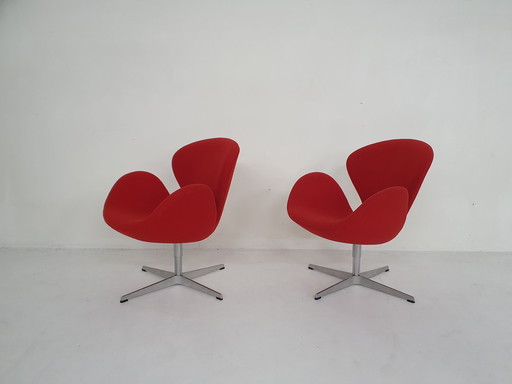 2 Swan fauteuils van Arne Jacobsen voor Fritz Hansen.