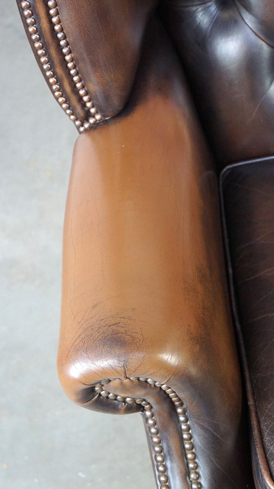 Image 1 of Engelse donkerbruine rundleren Chesterfield oorfauteuil