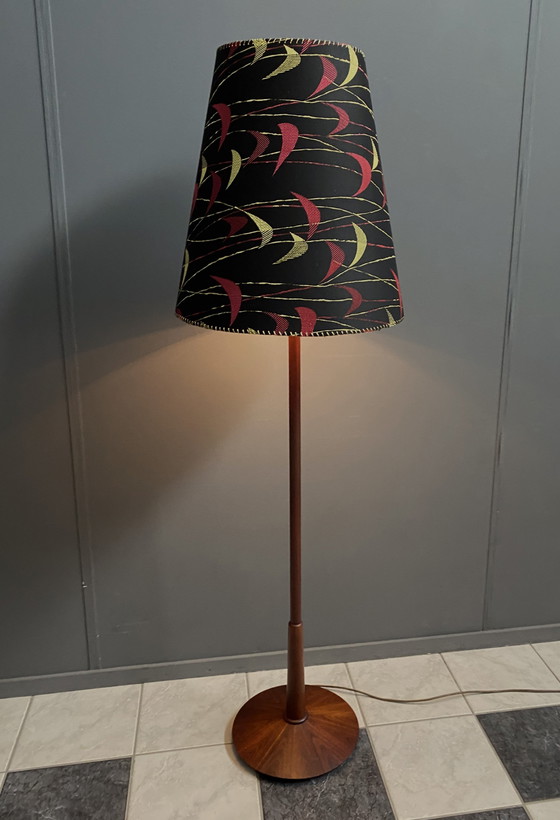 Image 1 of Deense Teakhouten vloerlamp met Zwart en Rood , Geel kap, jaren 60