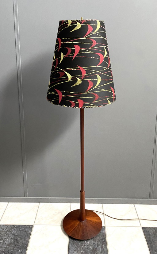 Deense Teakhouten vloerlamp met Zwart en Rood , Geel kap, jaren 60