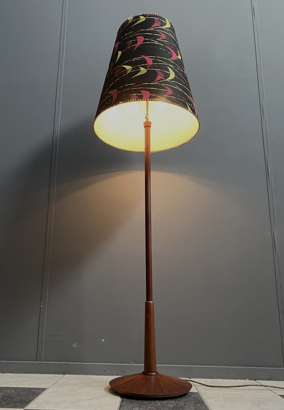 Image 1 of Deense Teakhouten vloerlamp met Zwart en Rood , Geel kap, jaren 60