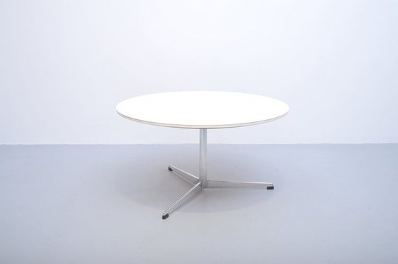 Image 1 of Arne Jacobsen Salontafel Rond Aluminium Fritz Hansen 1950