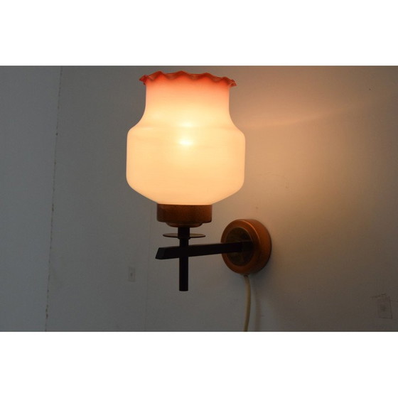 Image 1 of Mid-eeuwse wandlamp van glas en metaal, Tsjecho-Slowakije 1960