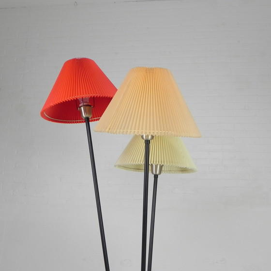 Image 1 of Staande lamp sprietlamp met 3 kunststof kappen, jaren 50